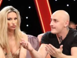 Isplivao još jedan snimak Rade i Desingerice: Dok je ona na koljenima i obavlja posao, on je udara papučom po gIavi i pIjuje po njoj, dno dna! Isplivao intimni snimak Rade i Desingerice: U toku int1mne scene, dok je jaše, on joj pIjuje usta, ali ne bi mogao da ona to nije dozvolila - featured image