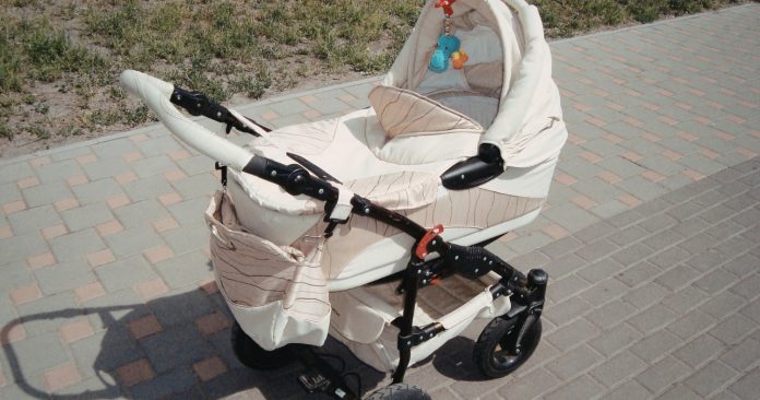 Zalutali metak usmrtio bebu u kolicima, građani su u šoku - featured image Zalutali metak usmrtio bebu u kolicima, građani su u šoku - featured image