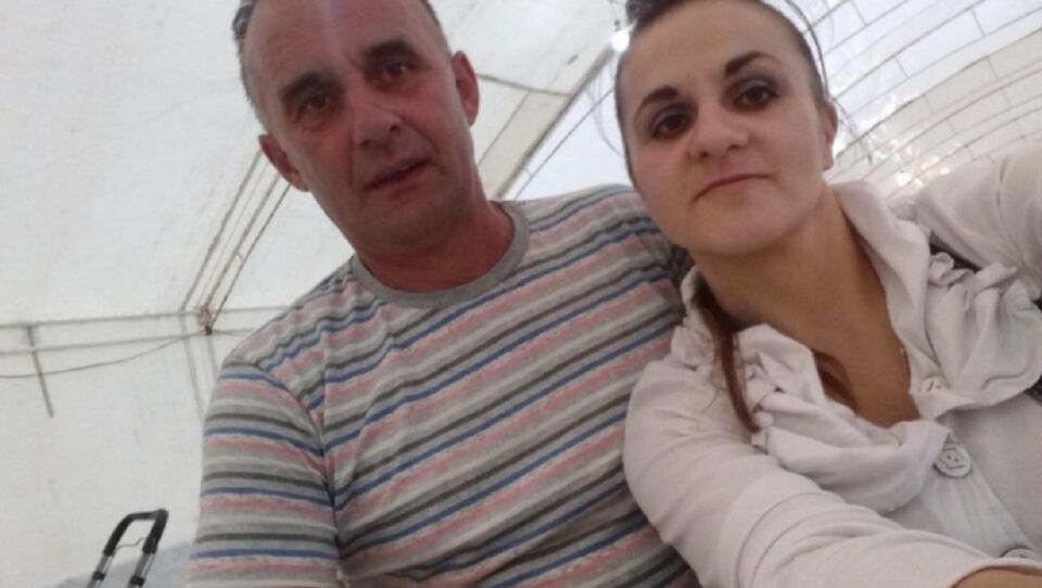 Marko iz Užica oženio 20 godina mlađu Albanku: Doveo je u selo, a ona zanemela od šoka kad je videla šta mu stoji u pasošu - featured image Marko iz Užica oženio 20 godina mlađu Albanku: Doveo je u selo, a ona zanemela od šoka kad je videla šta mu stoji u pasošu - featured image