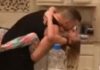 MAMA JE UŠLA U KUHINJU MISLEĆI DA ĆERKA I OTAC SPREMAJU DORUČAK: Ovakvu scenu nije očekivala, on je nabijao na.. (VIDEO) MAMA JE UŠLA U KUHINJU MISLEĆI DA ĆERKA I OTAC SPREMAJU HRANU: Ovakvu scenu nije očekivala! (VIDEO) - featured image