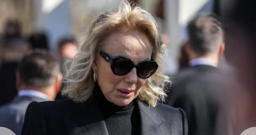 „Izletjela na ulicu usred noći i zvala policiju“: Komšije Lepa Brena otkrile šta se dešava - featured image „Izletjela na ulicu usred noći i zvala policiju“: Komšije Lepa Brena otkrile šta se dešava - featured image