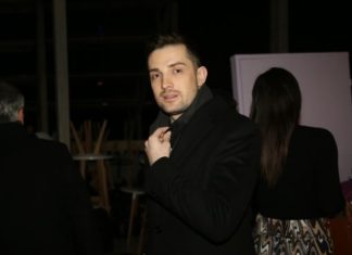Tuga u porodici: Svi skrhani bol0m, opraštaju se, takav glas se nikad više neće ponovo roditi.. Tuga u porodici: Svi skrhani bol0m, opraštaju se, takav glas se nikad više neće ponovo roditi.. - featured image