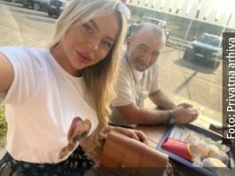 Dane (70) objavio video snimak trojke, Sofija, njena majka i on u krevetu ,auu – pa zaprijetio: “NE DAJ BOŽE DA POČNEM SVE DA IZNOSIM, MORAĆE DA SE PRESELI U AFRIKU” "NE DAJ BOŽE DA POČNEM SVE DA IZNOSIM, MORAĆE DA SE PRESELI U AFRIKU" Dane (70) zaprijetio majki Sofije Janićijević: "Sad ću tek da je uništim" - featured image