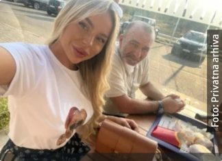 Dane (70) objavio video snimak trojke, Sofija, njena majka i on u krevetu ,auu – pa zaprijetio: “NE DAJ BOŽE DA POČNEM SVE DA IZNOSIM, MORAĆE DA SE PRESELI U AFRIKU” "NE DAJ BOŽE DA POČNEM SVE DA IZNOSIM, MORAĆE DA SE PRESELI U AFRIKU" Dane (70) zaprijetio majki Sofije Janićijević: "Sad ću tek da je uništim" - featured image