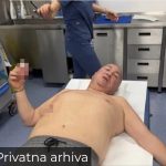 Prva slika Đanija nakon što je izujedan na svadbi: Folker u bolnici, leži bez majice na stolu sa ranom Prva slika Đanija nakon što je izujedan na svadbi: Folker u bolnici, leži bez majice na stolu sa ranom - featured image