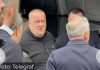 Potresna scena na groblju! Dino se slomio kad je vidio sanduk sa tijelom svoje majke, Osman stoji pored njega Potresna scena na groblju! Dino se slomio kad je vidio sanduk sa tijelom svoje majke, Osman stoji pored njega - featured image