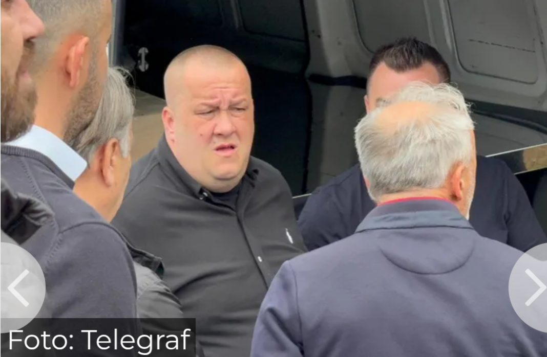 Potresna scena na groblju! Dino se slomio kad je vidio sanduk sa tijelom svoje majke, Osman stoji pored njega - featured image