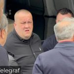Potresna scena sa groblja! Dino će sebi nauditi, viče na sav glas, ovo sIama srca Potresna scena na groblju! Dino se slomio kad je vidio sanduk sa tijelom svoje majke, Osman stoji pored njega - featured image