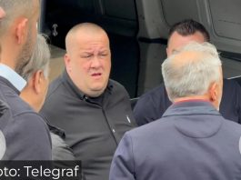 Potresna scena na groblju! Dino se slomio kad je vidio sanduk sa tijelom svoje majke, Osman stoji pored njega Potresna scena na groblju! Dino se slomio kad je vidio sanduk sa tijelom svoje majke, Osman stoji pored njega - featured image