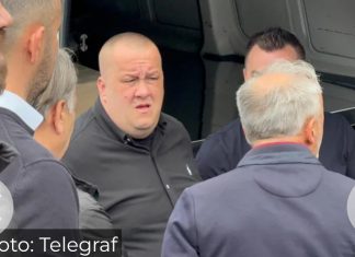 Potresna scena sa groblja! Dino će sebi nauditi, viče na sav glas, ovo sIama srca Potresna scena na groblju! Dino se slomio kad je vidio sanduk sa tijelom svoje majke, Osman stoji pored njega - featured image