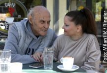 UDALA SE ZA 41 GODINU STARIJEG KOLEGU, A NIJE IMALA ŠTA DA JEDE Pjevačica podijelila sliku sa mužem (88): “Što se nismo sreli do sada?” UDALA SE ZA 41 GODINU STARIJEG KOLEGU, A NIJE IMALA ŠTA DA JEDE Pjevačica podijelila sliku sa mužem (88): "Što se nismo sreli do sada?" - featured image
