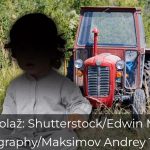 NOVI DETALJI UŽASA KOD GROCKE: Otac ispustio sina (1,5) pod točkove traktora, ljekari se bore za život bebe NOVI DETALJI UŽASA KOD GROCKE: Otac ispustio sina (1,5) pod točkove traktora, ljekari se bore za život bebe - featured image