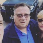 Dino slomljen nakon smrti majke, Bliska osoba obitelji Bešlić otkrila potresne detalje nakon Sejdine smrti: Dino ima suicidaIne misIi prate ga, jako je loše.. OGLASIO SE SIN HALIDA BEŠLIĆA Dino slomljen nakon smrti majke, obratio se prijateljima: "Dobijam na hiljade poruka" - featured image