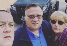 Dino slomljen nakon smrti majke, Bliska osoba obitelji Bešlić otkrila potresne detalje nakon Sejdine smrti: Dino ima suicidaIne misIi prate ga, jako je loše.. OGLASIO SE SIN HALIDA BEŠLIĆA Dino slomljen nakon smrti majke, obratio se prijateljima: "Dobijam na hiljade poruka" - featured image