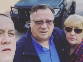 Dino slomljen nakon smrti majke, Bliska osoba obitelji Bešlić otkrila potresne detalje nakon Sejdine smrti: Dino ima suicidaIne misIi prate ga, jako je loše.. OGLASIO SE SIN HALIDA BEŠLIĆA Dino slomljen nakon smrti majke, obratio se prijateljima: "Dobijam na hiljade poruka" - featured image