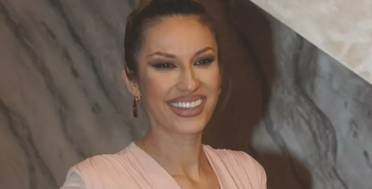 Udaje se Rada Manojlović: Pjevačica najavila svadbu, ali i dolazak bebe, niko srećniji od njenog oca - featured image Udaje se Rada Manojlović: Pjevačica najavila svadbu, ali i dolazak bebe, niko srećniji od njenog oca - featured image