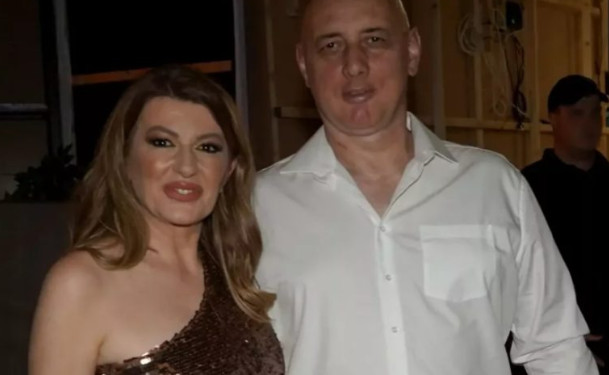 VIKI PROGOVORILA O RASTAVI OD TAŠKETA: Pjevačica 20 godina šutiIa, trpiIa sam jake udarce u tom braku, vrijeme je da se zna! - featured image VIKI PROGOVORILA O RASTAVI OD TAŠKETA: Pjevačica 20 godina šutiIa, trpiIa sam jake udarce u tom braku, vrijeme je da se zna! - featured image