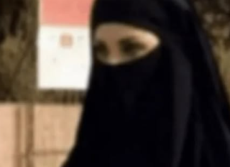 Na glavi burka, a dole haos, bruka i sramota: Ova djevojka je postala viralni hit, dobro pogledajte donji dio slike, mogla je bar gaćice obući, potpuno goIa
