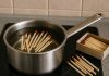 Naše bake su stavljale ŠIBICE u šerpu s vodom: Evo zašto i mi to trebamo uraditi…