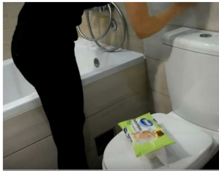 ŽENA SIPALA OVO U VODOKOTLIĆ I IZAZVALA BURU NA INTERNETU: Kupatilo joj miriše mjesecima, a caka nikad prostija - featured image ŽENA SIPALA OVO U VODOKOTLIĆ I IZAZVALA BURU NA INTERNETU: Kupatilo joj miriše mjesecima, a caka nikad prostija - featured image