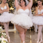 Nevjesta teška 125 kilograma odlučila je zaplesati balet pred stotinama gostiju na rođendanu svog milijunaškog zaručnika. Ali samo nekoliko sekundi kasnije cijela se dvorana počela smijati. Njezin zaručnik, posramljen, htio je pobjeći kako ne bi morao gledati tu neugodnu scenu. 🫣