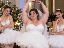 Nevjesta teška 125 kilograma odlučila je zaplesati balet pred stotinama gostiju na rođendanu svog milijunaškog zaručnika. Ali samo nekoliko sekundi kasnije cijela se dvorana počela smijati. Njezin zaručnik, posramljen, htio je pobjeći kako ne bi morao gledati tu neugodnu scenu. 🫣