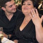Prije nekoliko mjeseci javio mi se jedan mlađi muškarac preko stranice za upoznavanje. Imam 55 godina i nisam željela vezu s njim. Ali bio je toliko uporan da mi je s vremenom uspio privući pažnju. Na našem drugom susretu poklonio mi je prsten s ogromnim „dijamantom“. Bila sam presretna. Ali jučer sam saznala strašnu istinu o tom prstenu… 😳