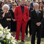 Moj brat je stigao na sahranu našeg oca u jarkocrvenom odijelu i odmah sam se uznemirila. Svi ostali muškarci u kapeli bili su obučeni u crno, ugljenasto ili tamnosivo. A onda je ušao Eric.