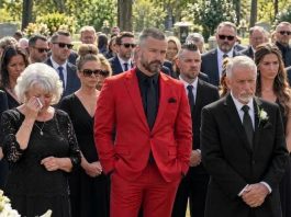 Moj brat je stigao na sahranu našeg oca u jarkocrvenom odijelu i odmah sam se uznemirila. Svi ostali muškarci u kapeli bili su obučeni u crno, ugljenasto ili tamnosivo. A onda je ušao Eric.