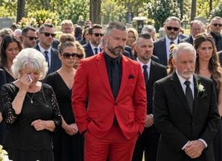 Moj brat je stigao na sahranu našeg oca u jarkocrvenom odijelu i odmah sam se uznemirila. Svi ostali muškarci u kapeli bili su obučeni u crno, ugljenasto ili tamnosivo. A onda je ušao Eric.