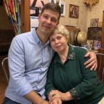 Nakon 10 godina bez dece, svekrva je zahtevala da se moj muž razvede od mene i oženi drugom ženom. Čekala sam da se složi s njom, ali je njegov sledeći potez iznenadio sve.