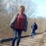Dve devojčice šetale šumom, spazile čudnog čoveka koji ih prati, uzele da snimaju, a od tada im se gubi trag: Posle 5 godina, penzionerka dolazi do šok saznanja Dve devojčice šetale šumom, spazile čudnog čoveka koji ih prati, uzele da snimaju, a od tada im se gubi trag: Posle 5 godina, penzionerka dolazi do šok saznanja - featured image