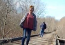 Dve devojčice šetale šumom, spazile čudnog čoveka koji ih prati, uzele da snimaju, a od tada im se gubi trag: Posle 5 godina, penzionerka dolazi do šok saznanja Dve devojčice šetale šumom, spazile čudnog čoveka koji ih prati, uzele da snimaju, a od tada im se gubi trag: Posle 5 godina, penzionerka dolazi do šok saznanja - featured image
