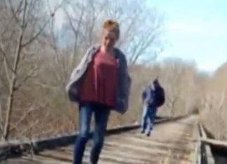 Dve devojčice šetale šumom, spazile čudnog čoveka koji ih prati, uzele da snimaju, a od tada im se gubi trag: Posle 5 godina, penzionerka dolazi do šok saznanja Dve devojčice šetale šumom, spazile čudnog čoveka koji ih prati, uzele da snimaju, a od tada im se gubi trag: Posle 5 godina, penzionerka dolazi do šok saznanja - featured image