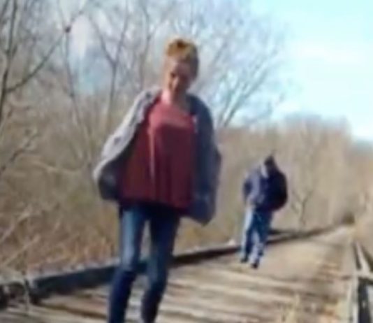Dve devojčice šetale šumom, spazile čudnog čoveka koji ih prati, uzele da snimaju, a od tada im se gubi trag: Posle 5 godina, penzionerka dolazi do šok saznanja Dve devojčice šetale šumom, spazile čudnog čoveka koji ih prati, uzele da snimaju, a od tada im se gubi trag: Posle 5 godina, penzionerka dolazi do šok saznanja - featured image