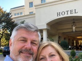 Četrdeset godina nakon našeg medenog mjeseca vratili smo se u isti hotel – a onda je recepcioner pogledao mog supruga i prošaptao: „Dobro došli natrag.”
