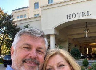 Četrdeset godina nakon našeg medenog mjeseca vratili smo se u isti hotel – a onda je recepcioner pogledao mog supruga i prošaptao: „Dobro došli natrag.”