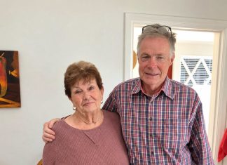Moj muž je stalno govorio: „Ti samo nosiš tanjire, dok ja radim pravi posao.“ A onda je jedne večeri njegov šef ušao u restoran, ugledao me u konobarskoj uniformi i iznenada ustao od stola… 😨💔 Moj muž je stalno govorio: „Ti samo nosiš tanjire, dok ja radim pravi posao.“ A onda je jedne večeri njegov šef ušao u restoran, ugledao me u konobarskoj uniformi i iznenada ustao od stola… 😨💔 - featured image