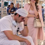 Otišla sam u bolnicu iznenaditi muža ručkom nakon još jednog tjedna propuštenih večera i neodgovorenih poruka. Umjesto njega, njegov kolega me pogledao sa suzama u očima i šapnuo: „Nije ti ništa rekao, zar ne?”