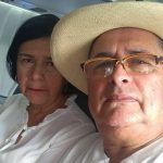 Nakon 52 godine braka, moj muž me je poveo avionom, ne rekavši mi kuda idemo. Na polovini leta, čvrsto mi je stegao ruku i šapnuo: „Posle današnjeg dana, svoju decu više nikada nećeš videti.“ Zurila sam u čoveka s kojim sam provela čitav život, prestravljena onim što je time želeo da kaže… Nakon 52 godine braka, moj muž me je poveo avionom, ne rekavši mi kuda idemo. Na polovini leta, čvrsto mi je stegao ruku i šapnuo: „Posle današnjeg dana, svoju decu više nikada nećeš videti.“ Zurila sam u čoveka s kojim sam provela čitav život, prestravljena onim što je time želeo da kaže… - featured image