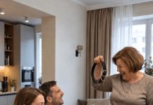 Na moj rođendan svekrva je pred svim gostima teatralno podigla pseću ogrlicu i rekla: „A ovo je moj poklon za tebe, da nikada ne zaboraviš gde ti je mesto u ovoj kući.“ Moj muž se smejao, dok sam ja mirno slušala sva njena ponižavanja. Onda sam ustala i rekla: „I ja imam jedno iznenađenje za tebe.“ 😯 Na moj rođendan svekrva je pred svim gostima teatralno podigla pseću ogrlicu i rekla: „A ovo je moj poklon za tebe, da nikada ne zaboraviš gde ti je mesto u ovoj kući.“ Moj muž se smejao, dok sam ja mirno slušala sva njena ponižavanja. Onda sam ustala i rekla: „I ja imam jedno iznenađenje za tebe.“ 😯 - featured image