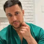 OVAJ SRBIN JE PRE 6 GODINA PROGLAŠEN ZA NAJLEPŠEG DOKTORA NA SVIJETU: Evo kako danas izgleda Vasilije Vujović, nećete verovati… MAGNET ZA ŽENE… OVAJ SRBIN JE PRE 6 GODINA PROGLAŠEN ZA NAJLEPŠEG DOKTORA NA SVIJETU: Evo kako danas izgleda Vasilije Vujović, nećete verovati… MAGNET ZA ŽENE… - featured image
