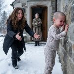 Kad sam se vratila kući sa službenog puta, zatekla sam svoju trogodišnju kćer kako se trese od straha, potpuno obrijane glave. Svekrva me pogledala i rekla: „Tako će naučiti da ne krade.“ Nisam se raspravljala s njom. Uzela sam svoju djevojčicu u naručje i otišla. Ali kasnije te iste noći uključila sam skrivenu kameru u dnevnoj sobi… i otkrila da pravi lopov cijelo vrijeme živi pod istim krovom. Kad sam se vratila kući sa službenog puta, zatekla sam svoju trogodišnju kćer kako se trese od straha, potpuno obrijane glave. Svekrva me pogledala i rekla: „Tako će naučiti da ne krade.“ Nisam se raspravljala s njom. Uzela sam svoju djevojčicu u naručje i otišla. Ali kasnije te iste noći uključila sam skrivenu kameru u dnevnoj sobi… i otkrila da pravi lopov cijelo vrijeme živi pod istim krovom. - featured image