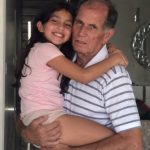 Moja desetogodišnja kći šapnula mi je: „Mama, djed kaže da imam prekrasno tijelo i figuru. Želi da mu nešto pokažem u njegovoj spavaćoj sobi, ali natjerao me da obećam da ti neću reći.” Ukočila sam se. Pretvarala sam se da se smiješim, ali te noći nisam mogla zaspati. Sljedećeg dana potajno sam ušla u kuću svojeg oca. Kad sam otključala vrata njegove spavaće sobe, ugledala sam nešto zbog čega sam vrisnula… Moja desetogodišnja kći šapnula mi je: „Mama, djed kaže da imam prekrasno tijelo i figuru. Želi da mu nešto pokažem u njegovoj spavaćoj sobi, ali natjerao me da obećam da ti neću reći.” Ukočila sam se. Pretvarala sam se da se smiješim, ali te noći nisam mogla zaspati. Sljedećeg dana potajno sam ušla u kuću svojeg oca. Kad sam otključala vrata njegove spavaće sobe, ugledala sam nešto zbog čega sam vrisnula… - featured image