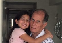 Moja desetogodišnja kći šapnula mi je: „Mama, djed kaže da imam prekrasno tijelo i figuru. Želi da mu nešto pokažem u njegovoj spavaćoj sobi, ali natjerao me da obećam da ti neću reći.” Ukočila sam se. Pretvarala sam se da se smiješim, ali te noći nisam mogla zaspati. Sljedećeg dana potajno sam ušla u kuću svojeg oca. Kad sam otključala vrata njegove spavaće sobe, ugledala sam nešto zbog čega sam vrisnula… Moja desetogodišnja kći šapnula mi je: „Mama, djed kaže da imam prekrasno tijelo i figuru. Želi da mu nešto pokažem u njegovoj spavaćoj sobi, ali natjerao me da obećam da ti neću reći.” Ukočila sam se. Pretvarala sam se da se smiješim, ali te noći nisam mogla zaspati. Sljedećeg dana potajno sam ušla u kuću svojeg oca. Kad sam otključala vrata njegove spavaće sobe, ugledala sam nešto zbog čega sam vrisnula… - featured image