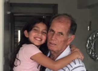 Moja desetogodišnja kći šapnula mi je: „Mama, djed kaže da imam prekrasno tijelo i figuru. Želi da mu nešto pokažem u njegovoj spavaćoj sobi, ali natjerao me da obećam da ti neću reći.” Ukočila sam se. Pretvarala sam se da se smiješim, ali te noći nisam mogla zaspati. Sljedećeg dana potajno sam ušla u kuću svojeg oca. Kad sam otključala vrata njegove spavaće sobe, ugledala sam nešto zbog čega sam vrisnula… Moja desetogodišnja kći šapnula mi je: „Mama, djed kaže da imam prekrasno tijelo i figuru. Želi da mu nešto pokažem u njegovoj spavaćoj sobi, ali natjerao me da obećam da ti neću reći.” Ukočila sam se. Pretvarala sam se da se smiješim, ali te noći nisam mogla zaspati. Sljedećeg dana potajno sam ušla u kuću svojeg oca. Kad sam otključala vrata njegove spavaće sobe, ugledala sam nešto zbog čega sam vrisnula… - featured image