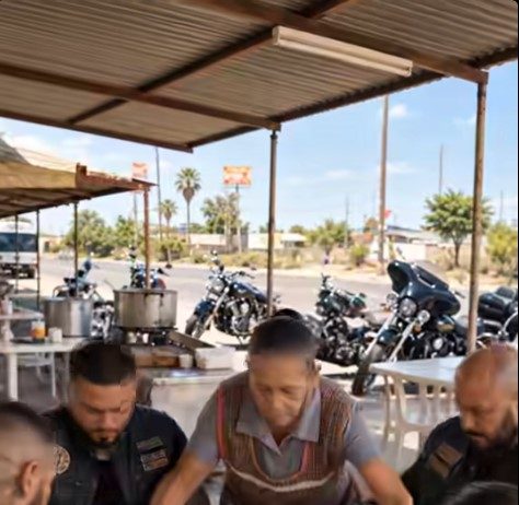 Četvorica motorista naručila su hranu u malom restoranu pored puta, a zatim otišla ne plativši račun jer su mislila da im siromašna starica, vlasnica restorana, ne može ništa učiniti. Ali ti muškarci nisu mogli ni zamisliti s kim su se zapravo zakačili. 😳 Četvorica motorista naručila su hranu u malom restoranu pored puta, a zatim otišla ne plativši račun jer su mislila da im siromašna starica, vlasnica restorana, ne može ništa učiniti. Ali ti muškarci nisu mogli ni zamisliti s kim su se zapravo zakačili. 😳 - featured image