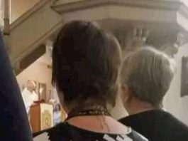 Žena je postala hit na Fejsu zbog majice u kojoj je došla na misu, morate vidjeti što je obukla Žena je postala hit na Fejsu zbog majice u kojoj je došla na misu, morate vidjeti što je obukla - featured image